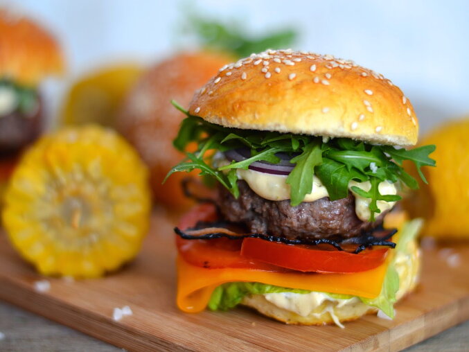 Domácí hamburger s chedarem