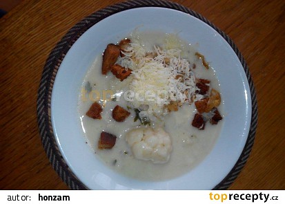Květáková polévka s osmaženými cibulovými kotoučky a česnekovými krutonky