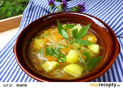 Letní lehká polévka z brambor, kedlubny a mrkve