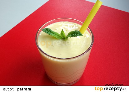 Mango lassi (indický jogurtový nápoj)