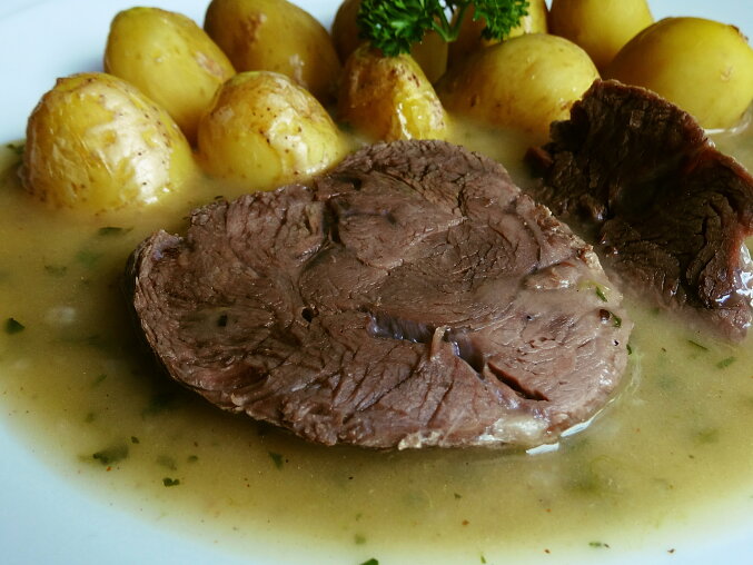 Pomalu vařená hovězí kližka s česnekovou omáčkou