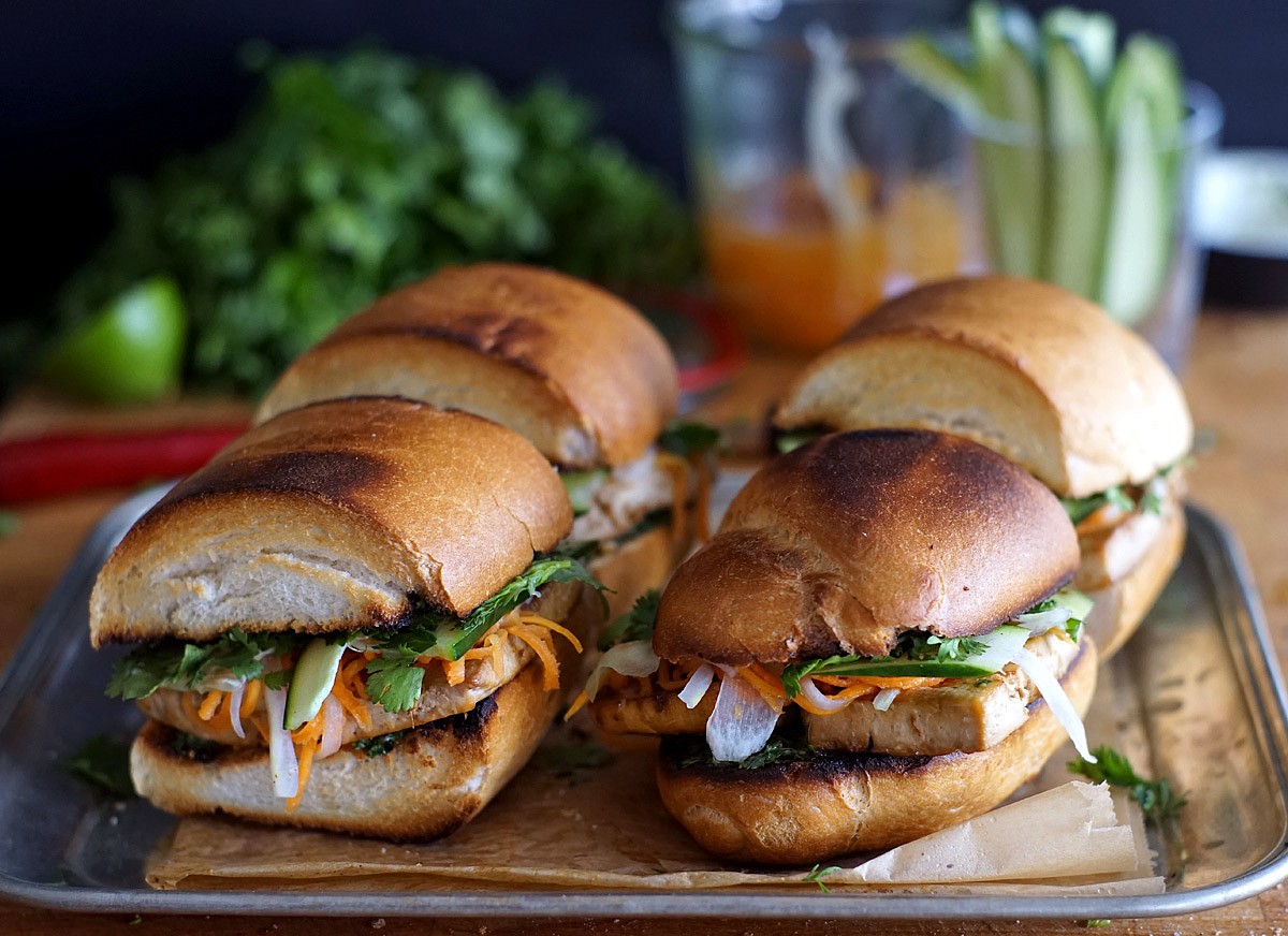 Bánh mì s pečeným tofu, koriandrem a nakládanou zeleninou recept