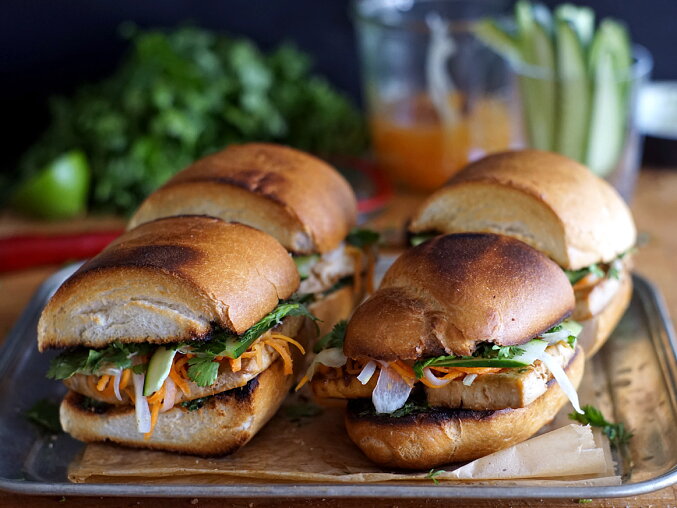 Bánh mì s pečeným tofu, koriandrem a nakládanou zeleninou