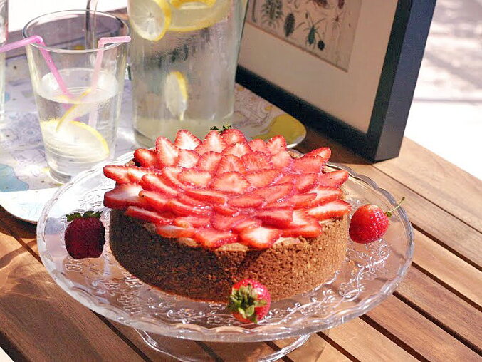 Cheesecake se sušenkovým korpusem a čerstvým ovocem