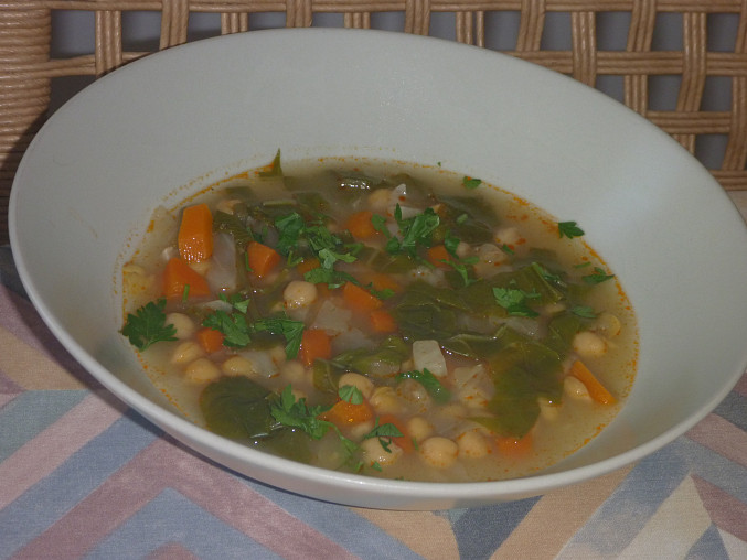 Cizrnová polévka s mangoldem a zeleninou
