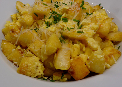 Knedlík s vejci a parmezánem Knedlík s vejci a parmezánem