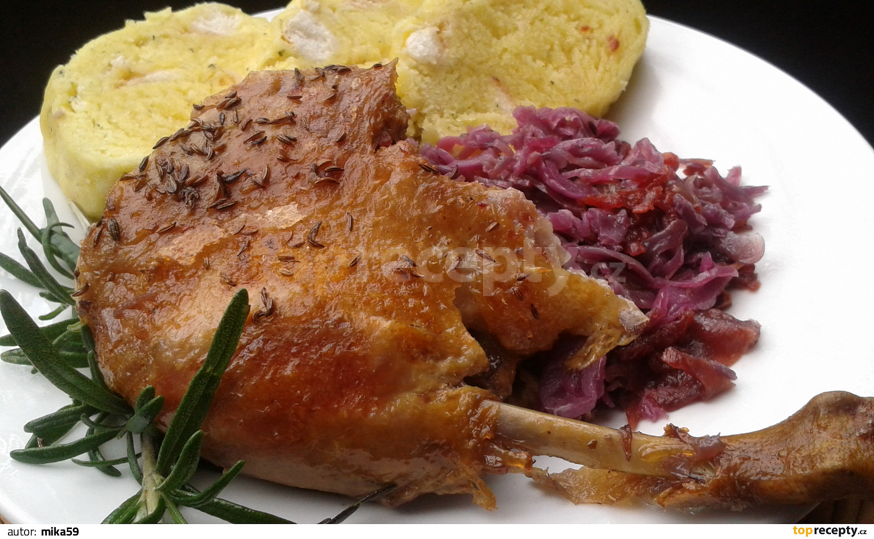 pečená kachna s červeným zelím