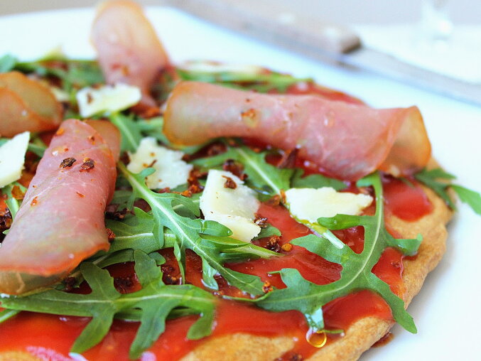 Špaldová pizza s rukolou a parmezánem
