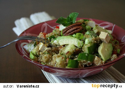 Quinoový salát s tofu a pekanovými ořechy
