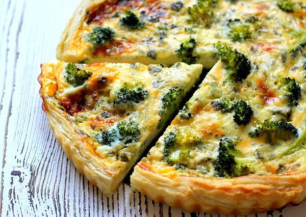 Quiche s brokolicí a modrým sýrem
