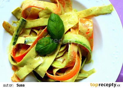 Zeleninové nudle s kokosovo-arašídovou omáčkou