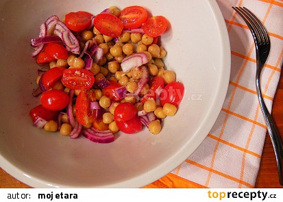 Cizrnový salát s rajčaty