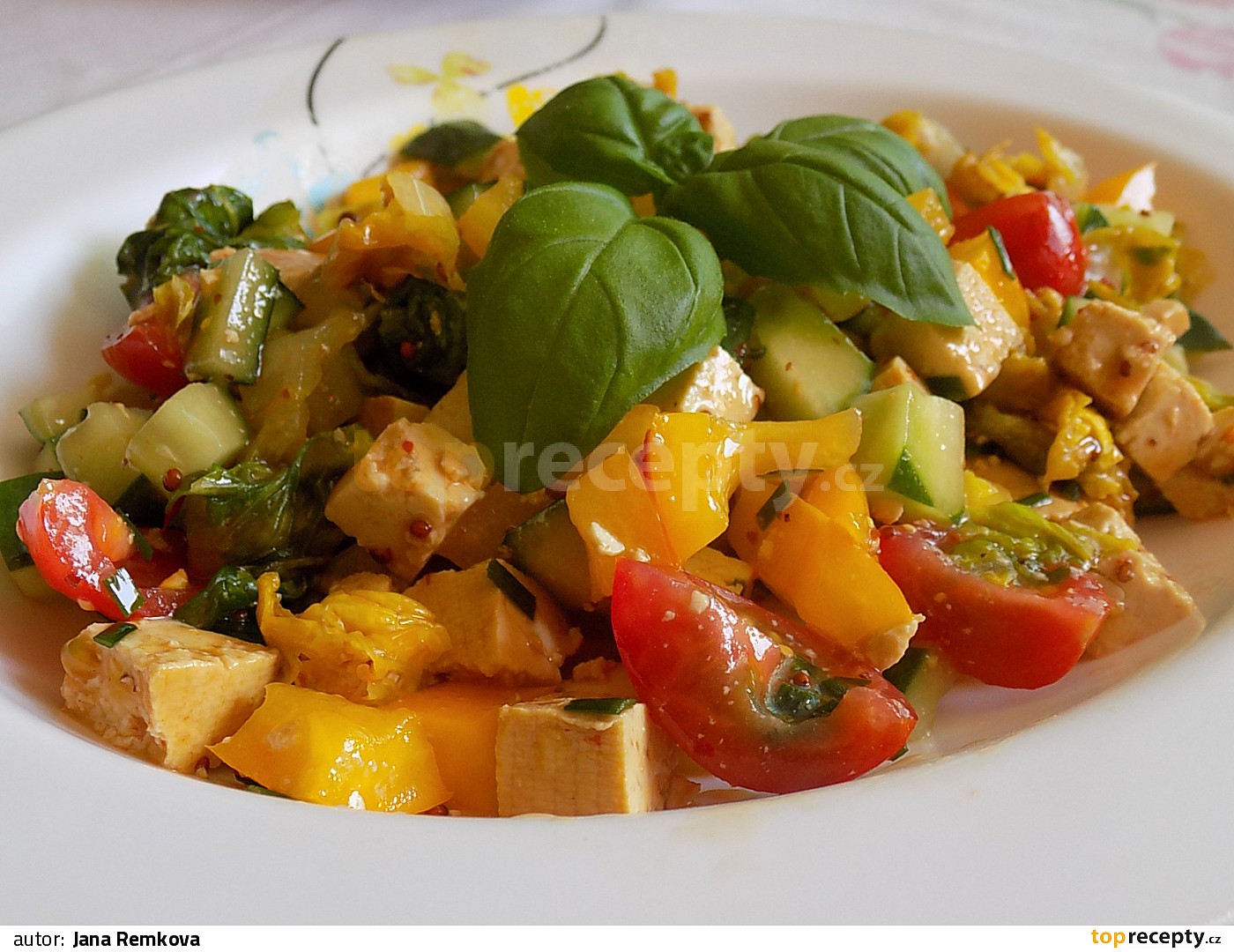 Zeleninový salát s tofu chilli recept TopRecepty.cz
