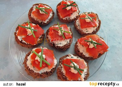 Tmavý chleba s uzeným  lososem s bylinkami, krémovým sýrem a s křenem