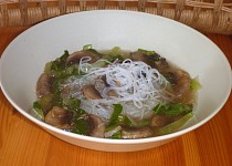 Polévka ze žampionů, pak choi a miso pasty