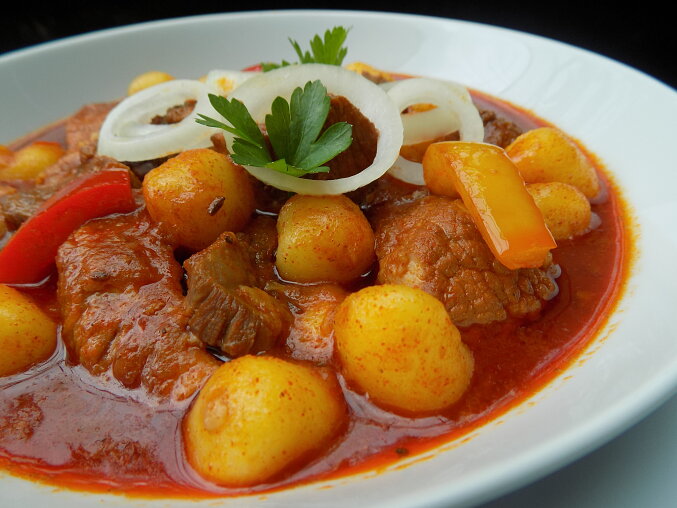 Vepřový guláš s gnocchi - aneb jídlo z jednoho hrnce