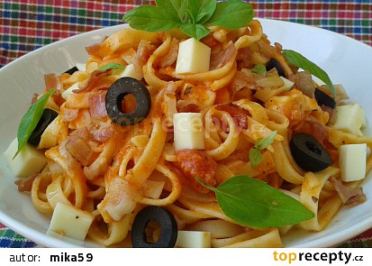 Těstoviny s rajčaty a mozzarellou