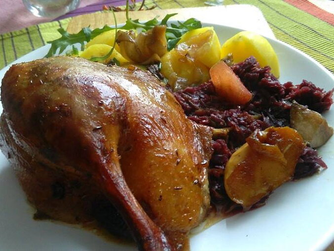 Kachna pečená s jablky, podlévaná vínem a medem