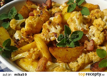 Květák pečený s bramborami a slaninou v jednom pekáčku