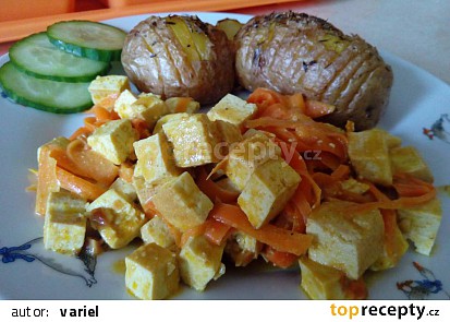 Tofu směs s mrkví a pečenými brambory