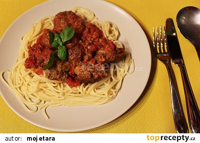 Masové placičky se sýrem, rajčaty a špagetami