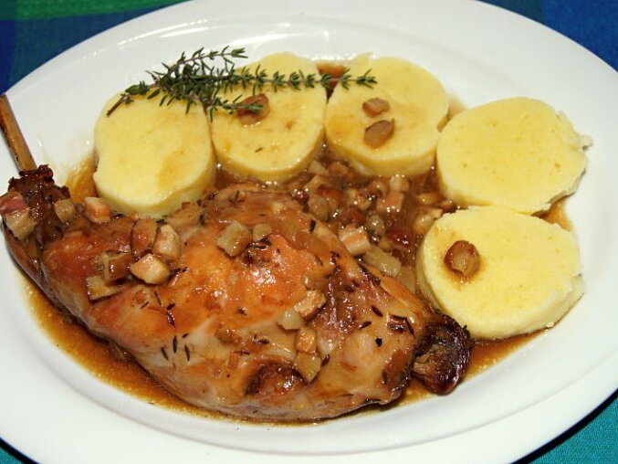 Králík na černém pivu a slanině
