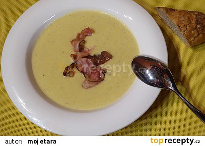 Pórková polévka s brambory a slaninou