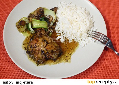 Kuřecí stehna pečená se žampiony a pak choi
