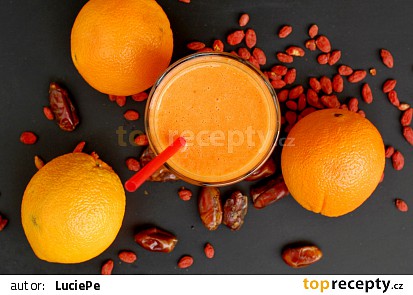 Pomerančové smoothie s goji a datlemi