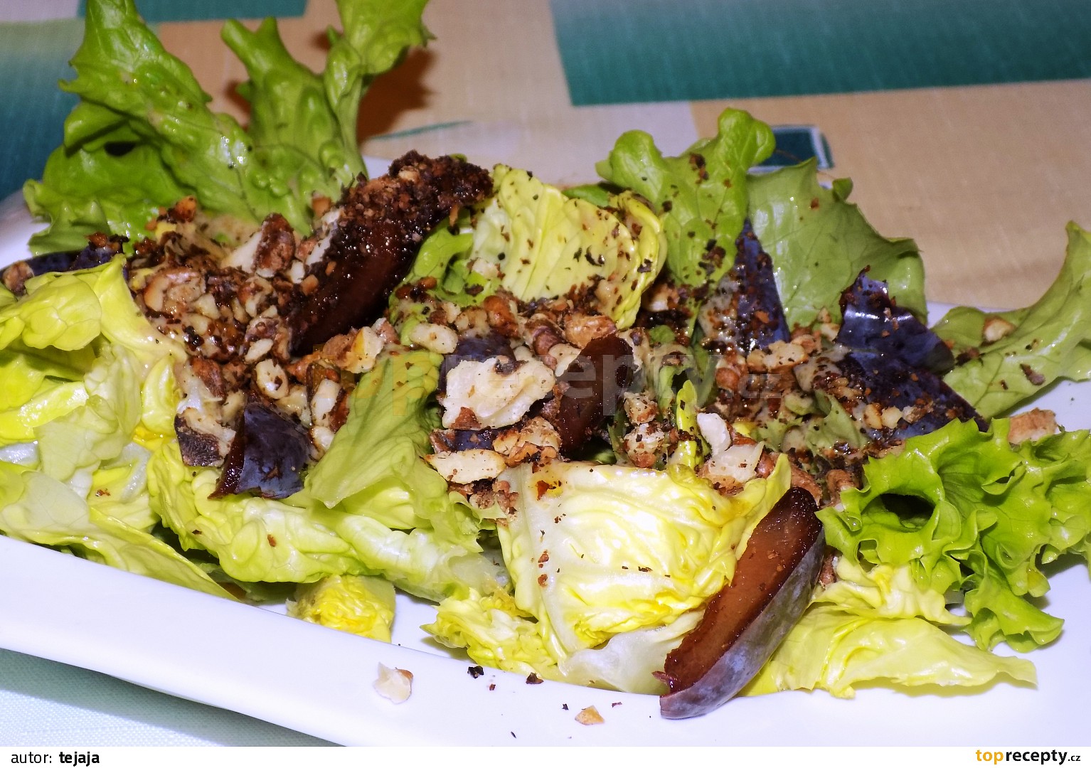 Mix salát s ořechy a švestkami recept TopRecepty.cz