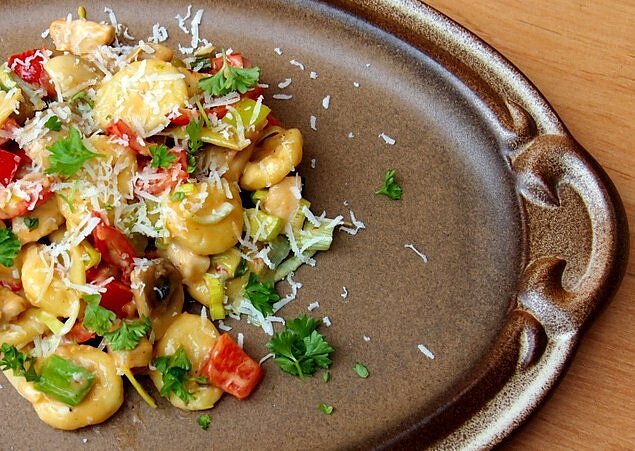 Domácí gnocchi s kuřecím masem v pikantní omáčce