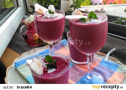 Smoothie z banánu, brusinek, borůvek, chia semínek a kokosového mléka