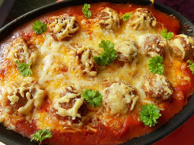 Zapečené mleté kuličky s gnocchi a sýrem
