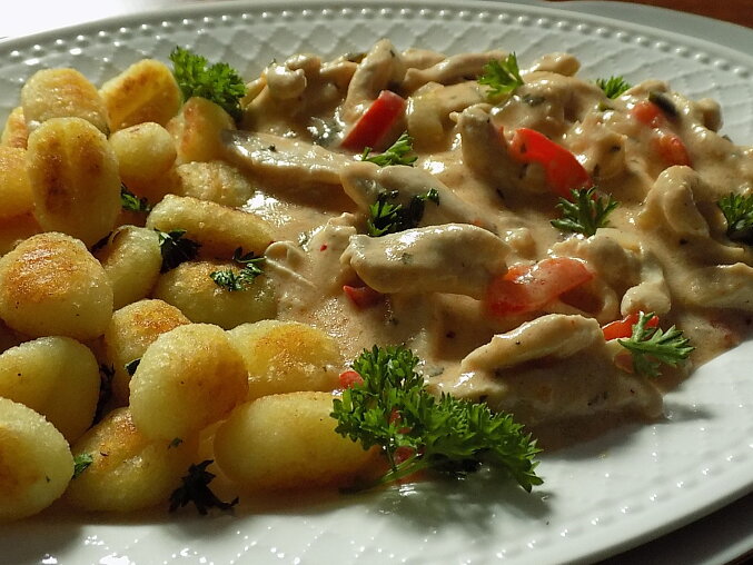Kuřecí nudličky v jogurtové omáčce s křupavými gnocchi