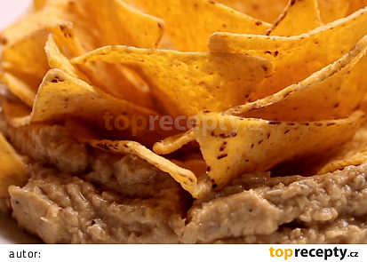 Nachos s humusem s černými olivami
