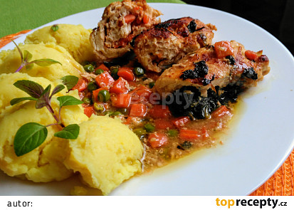 Plněné kuřecí závitky se špenátem, mrkví a hráškem