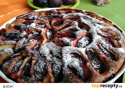 Švestkové moučníkové slunce s mákem, jablky a broskvemi.