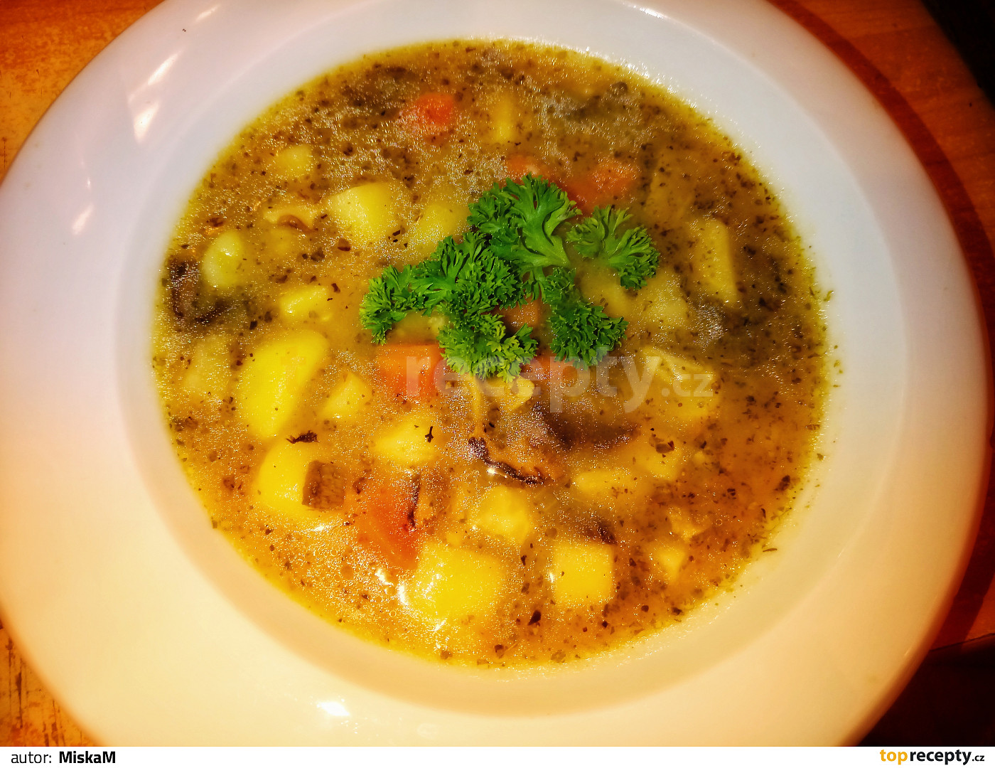 Bramborová polévka s houbami recept - TopRecepty.cz