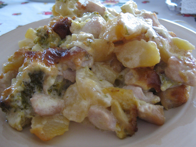 Krůtí a kuřecí prsa zapečená s brambory, brokolicí a smetanou