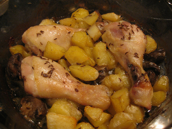 Kuřecí paličky pečené s brambory a žampiony v jednom pekáčku