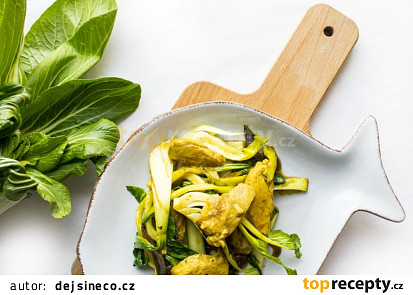 Teplý kuřecí salát s pak choi