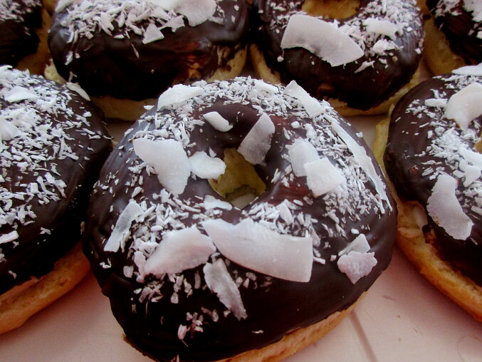 Kokosové donuty s čokoládovou polevou