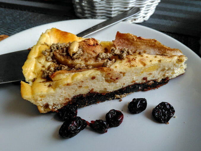 Moučník ze sušenek a chalvy s tvarohovou náplní a hruškami