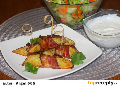 Bramborové měsíčky pečené v uzeném bůčku