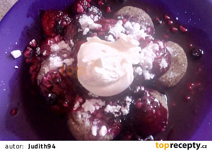 Celozrnné tvarohové knedlíčky s horkým ovocem