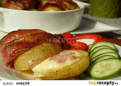 Brambory pečené ve slanině, plněné sýrem
