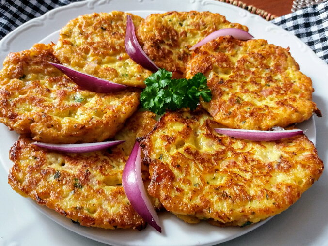 Placičky ze syrového květáku, slaniny a jogurtu