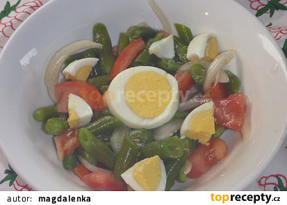 Fazolkový salát s rajčaty a vejci