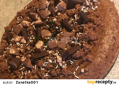 Perníkový dort s čokoládou, pomazaný medem a sušenkami