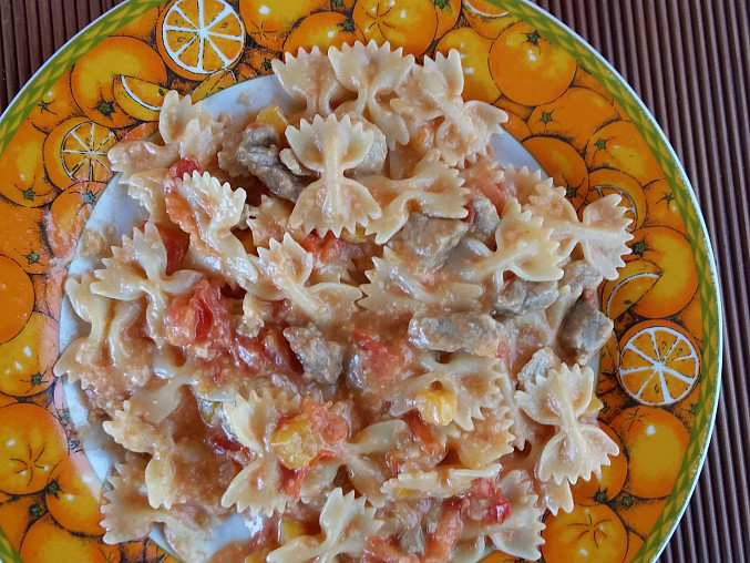 Smetano-rajčatové těstoviny s mozzarellou